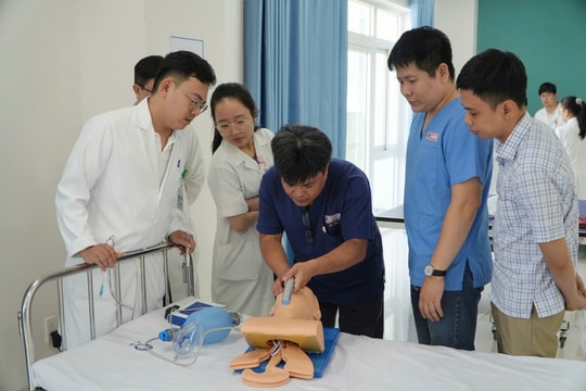 Bệnh viện Đà Nẵng tập huấn cấp cứu ngừng tuần hoàn hô hấp cho hơn 340 bác sĩ