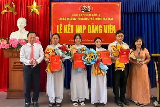 Chi bộ Trường THPT Hòa Vang kết nạp Đảng cho 3 học sinh và 1 giáo viên
