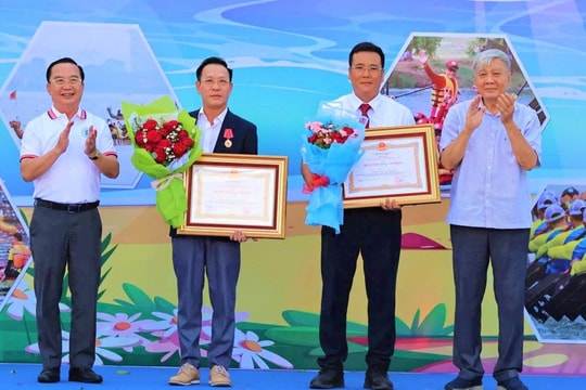 Huấn luyện viên đua thuyền Đà Nẵng nhận Huân chương Lao động hạng Nhì