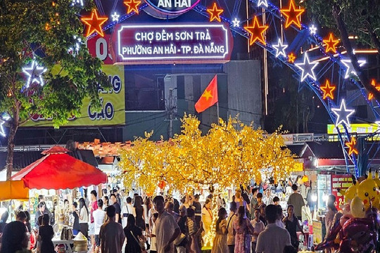 Tourists enjoy exploring Da Nang’s popular night market