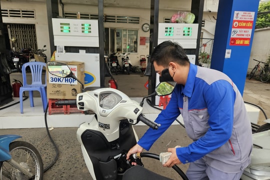 Giá xăng dầu hôm nay 7/5/2026: Xăng RON 95 vượt 24.300 đồng/lít