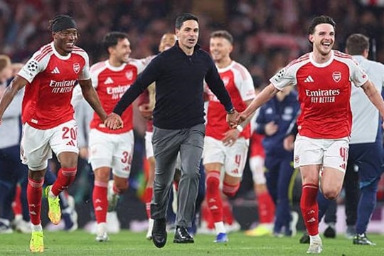 Arsenal tiến sát cú đúp lịch sử và thực tại cay đắng của Liverpool