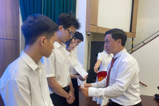 Đại học Đà Nẵng trao 36 suất học bổng VESAF cho sinh viên vượt khó