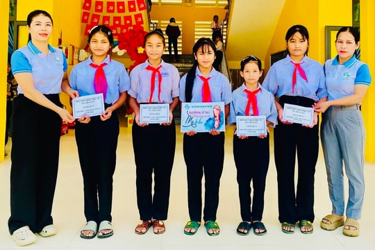 Hội Liên hiệp Phụ nữ xã Trà Tân trao quà, nhận đỡ đầu học sinh mồ côi