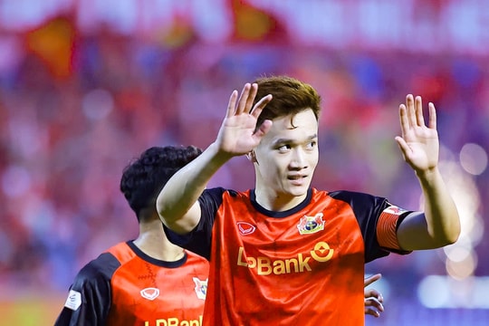 Ninh Bình hạ Hải Phòng 2-1: Hoàng Đức rực sáng rồi rời sân bằng cáng