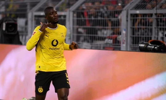 Dortmund ngược dòng nghẹt thở 3-2 trước Frankfurt để xây chắc ngôi á quân Bundesliga
