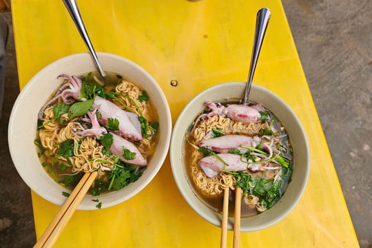Mì tôm mực níu chân du khách