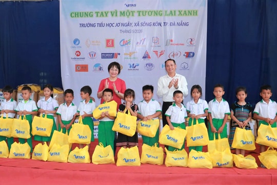 Trao nhiều suất quà cho học sinh xã miền núi Sông Kôn