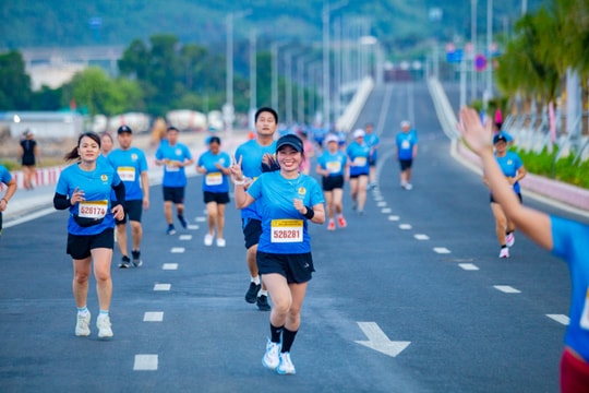 Gần 300 vận động viên tham gia giải chạy "Tháng Công nhân, bước chạy đoàn kết" 2026