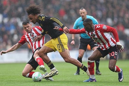 Joshua Zirkzee tự khép lại cánh cửa sự nghiệp tại Manchester United sau trận Sunderland