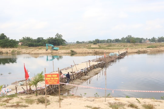 Chờ đẩy mặn ra khỏi thượng lưu đập tạm trên sông Vĩnh Điện