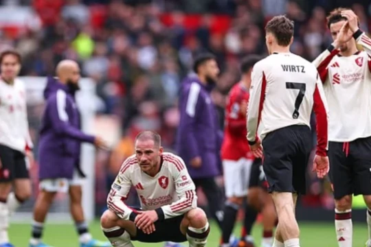 Arne Slot đối mặt tương lai bất định tại Liverpool khi lối chơi tẻ nhạt làm mất lòng khán giả