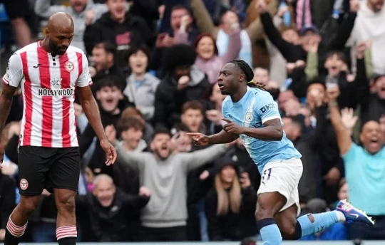 Jeremy Doku bùng nổ giúp Man City áp sát Arsenal trong cuộc đua vô địch Ngoại hạng Anh