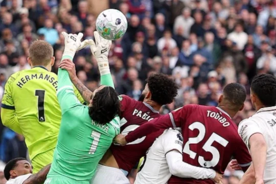 Peter Schmeichel chỉ trích VAR sau tình huống tước bàn thắng của West Ham trước Arsenal