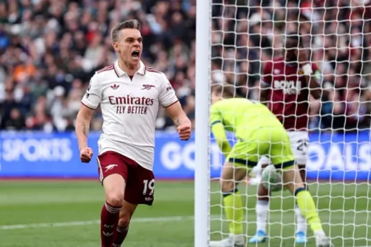 Arsenal thắng kịch tính West Ham: Raya rực sáng, Trossard định đoạt trận đấu