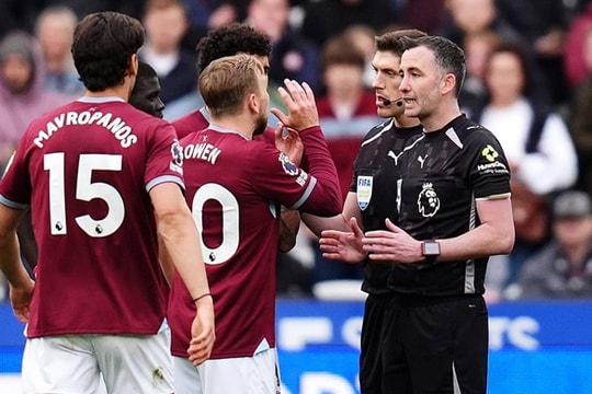 VAR tước bàn thắng phút 95 khiến West Ham đối mặt thảm họa xuống hạng