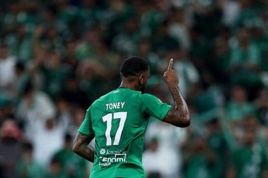 Ivan Toney và Ibanez tỏa sáng, Al Ahli thắng kịch tính Al Taawoun 2-1