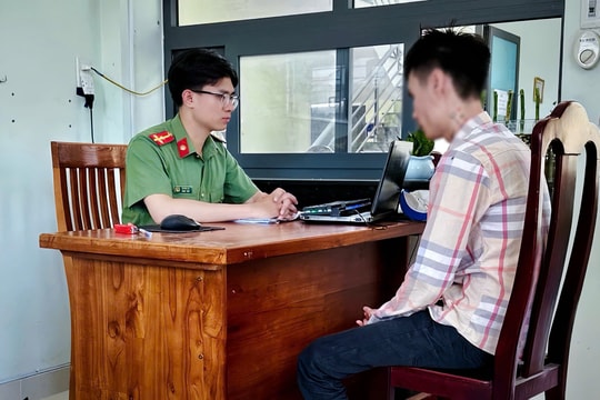 Công an phường Điện Bàn Đông xử phạt một trường hợp đăng tải thông tin sai sự thật trên không gian mạng