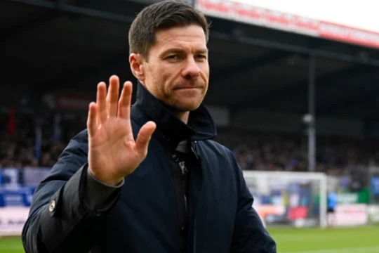 Xabi Alonso trước ngã rẽ sự nghiệp: Chọn ghế nóng Chelsea hay chờ đợi giấc mơ Liverpool?