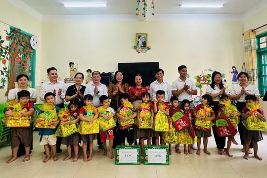 Thăm, tặng quà các trường học tại xã đảo Tân Hiệp