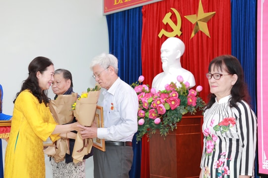 Phường An Hải và xã Hòa Tiến trao Huy hiệu Đảng đợt 19/5 cho 89 đảng viên