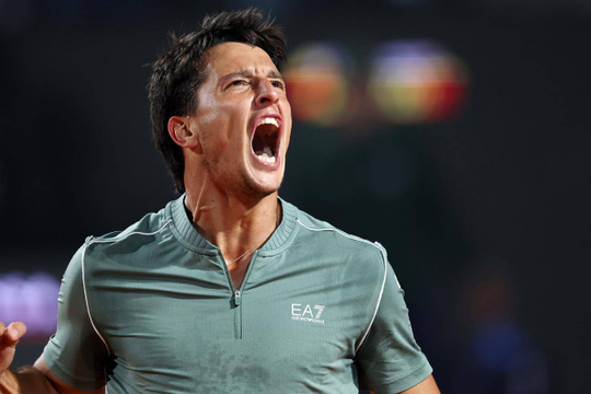 Luciano Darderi hạ Tiểu Nadal vào bán kết Rome Open sau màn marathon thể lực lúc 2 giờ sáng
