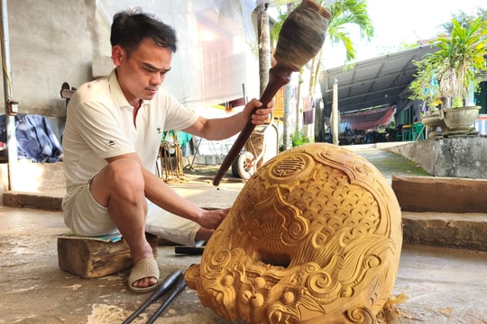 Nghề mộc độc lạ dưới lớp tàn tro