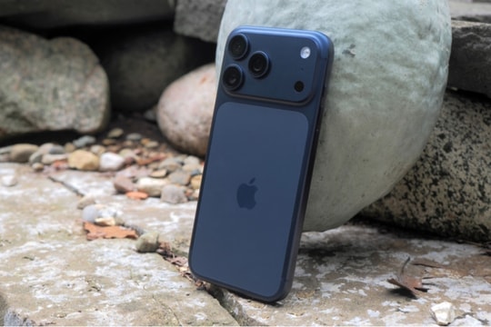Tỷ phú Elon Musk lộ diện cùng iPhone 17 Pro Max bất chấp tin đồn về smartphone Tesla