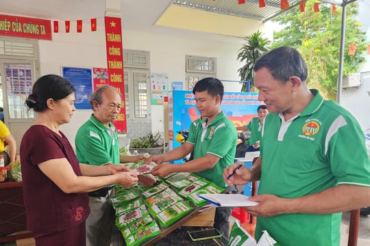 Nông dân phường An Khê đổi gần 2 tấn rác tái chế lấy phân bón, hạt giống
