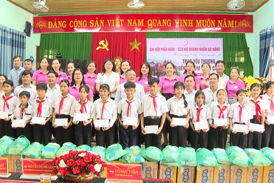 Tặng quà trị giá gần 150 triệu đồng cho trẻ em xã miền núi Trà Tập