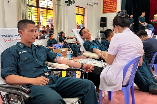 Chiến sĩ mới Sư đoàn 375 hiến hơn 400 đơn vị máu