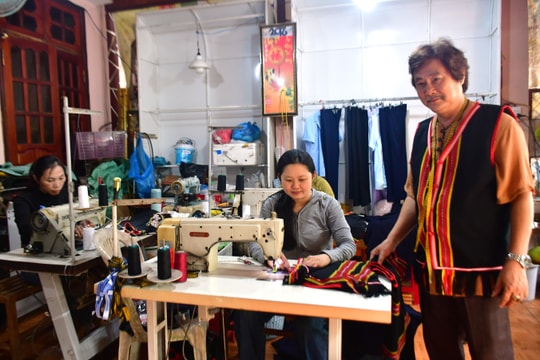 Mang cho thổ cẩm đời sống mới