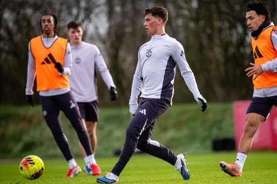 Michael Carrick sẵn sàng trao cơ hội cho tài năng trẻ MU tại Ngoại hạng Anh