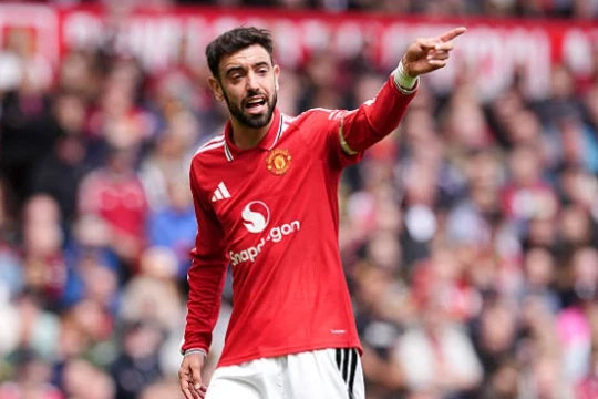 Manchester United thắng kịch tính Nottingham Forest trong ngày Bruno Fernandes lập kỷ lục kiến tạo