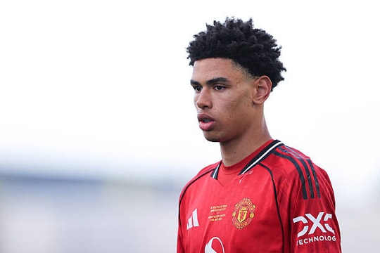 Noah Ajayi: Giải pháp cây nhà lá vườn cho hành lang trái của Man Utd