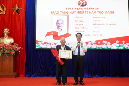 Đảng ủy các địa phương trao Huy hiệu Đảng đợt 19/5