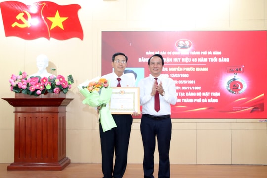 Đảng ủy Các cơ quan Đảng thành phố Đà Nẵng trao Huy hiệu Đảng cho các đảng viên