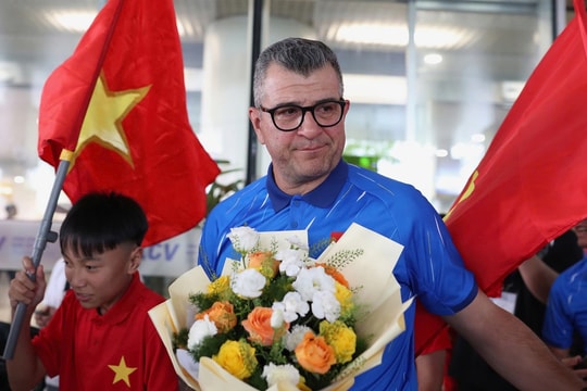 HLV Cristiano Roland rơi lệ trong ngày U17 Việt Nam mang vé World Cup về nước