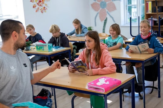 Vì sao Thụy Điển phát động chiến dịch “hồi sinh” sách giấy trong trường học?