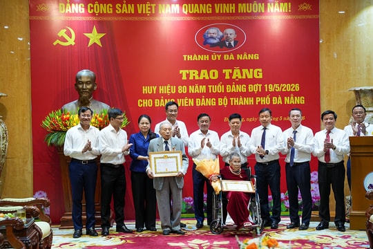 Ủy viên Bộ Chính trị, Thường trực Ban Bí thư Trần Cẩm Tú trao Huy hiệu 80 năm tuổi Đảng cho các đảng viên tại Đà Nẵng
