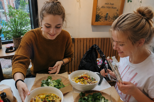 In Moscow, Vietnamese student introduces "Mi Quang" and chicken rice