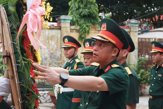 Dâng hương kỷ niệm 136 năm ngày sinh Chủ tịch Hồ Chí Minh