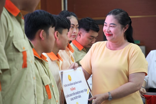 Trao hơn 570 triệu đồng học bổng cho sinh viên Trường Cao đẳng Quảng Nam