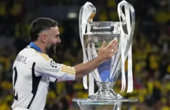 Dani Carvajal chia tay Real Madrid: Đoạn kết trầm lặng của một tượng đài tại Bernabeu
