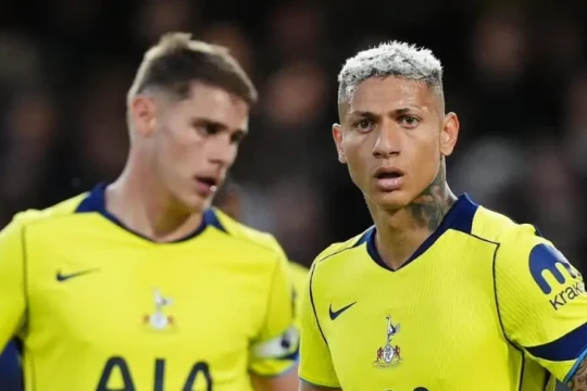 Tottenham tự đẩy mình vào thế khó trong cuộc đua trụ hạng sau thất bại tại Chelsea