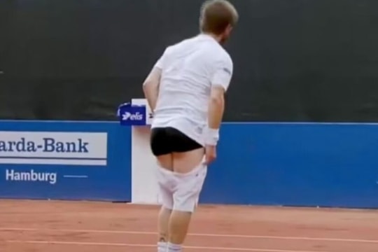 Scandal tennis trước thềm Roland Garros: Moutet gây sốc tại Hamburg, Martinez dọa đánh đối thủ