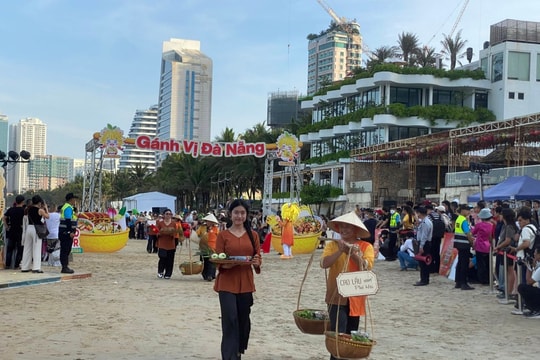 Over 70 “Carrying Flavors of Da Nang” food vendors parade along My Khe Beach