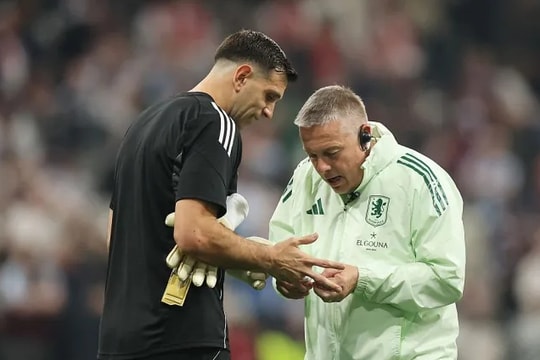 Emiliano Martinez nén đau vì gãy ngón tay đưa Aston Villa vô địch Europa League