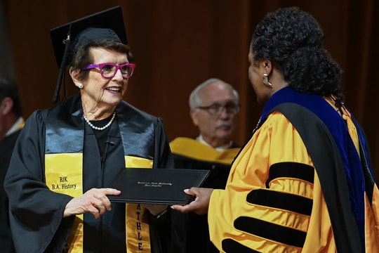 Huyền thoại quần vợt Billie Jean King nhận bằng cử nhân ở tuổi 82