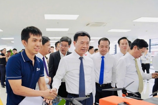 Chinh phục bầu trời với drone